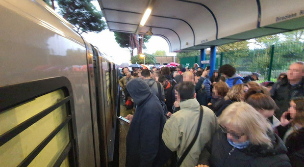 Roma-Lido, guasto al treno: passeggeri furiosi sui binari per protesta. «Fermi per mezz'ora»