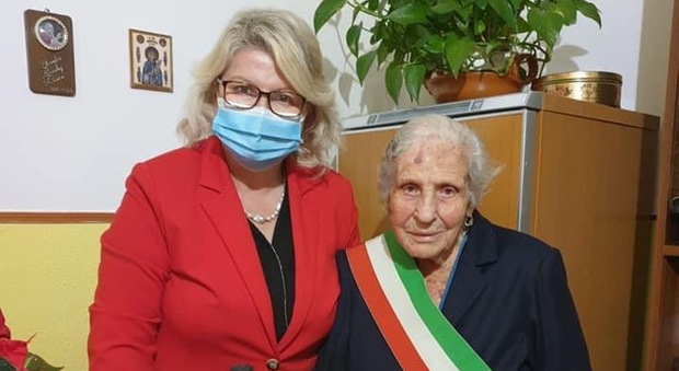 Nancy Piccaro, sindaco di Roccagorga, con "nonna Setta"