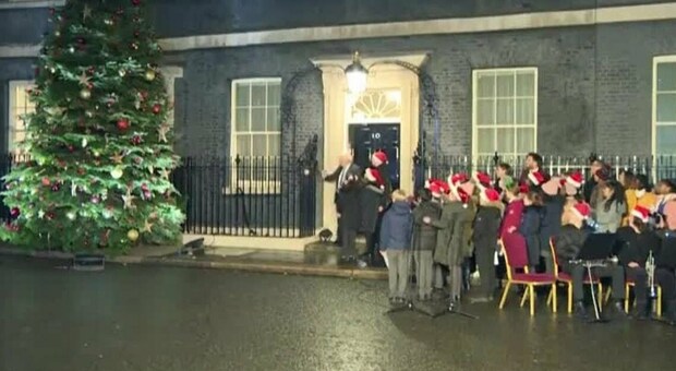 Ironia a Londra con l'accensione sbagliata dell'albero di Natale , fatta casualmente dalla deputata Harris un'ora prima del premier