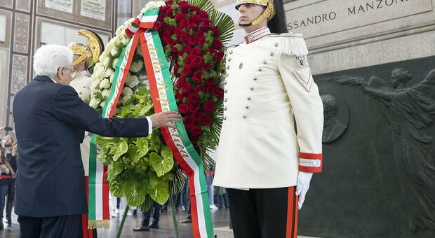 Milano, Sergio Mattarella al Monumentale rende omaggio a Manzoni nei 150 anni della morte: «E' un padre della patria» VIDEO
