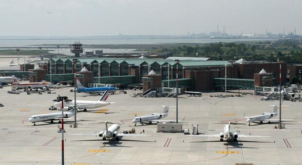 https://statics.cedscdn.it/photos/MED/73/97/8667397_19124803_aeroporto_venezia2.jpg