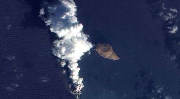 Nate due isole vulcaniche nel mar Rosso: ecco le immagini dal satellite della Nasa - Guarda