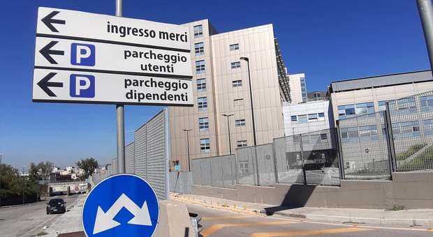 Ospedale del Mare di Napoli, auto agli abusivi e il parcheggio «regolare» resta vuoto