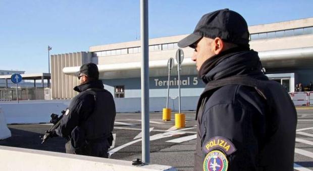 Roma, preso il maniaco dell'aeroporto di Fiumicino: terrorizzava le commesse