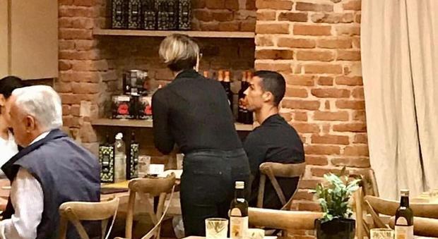 Cristiano Ronaldo, serata in pizzeria come un normale cliente: "paparazzato" dai fan