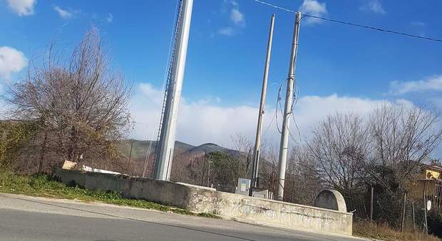 Sconcerto a Borgo Quinzio: ripresi i lavori di installazione dell'antenna della Tim nonostante l'ordinanza di rimozione della Prefettura