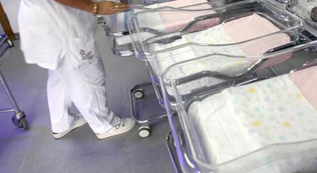 India, ginecologo salva una neonata dal soffocamento poi muore d'infarto