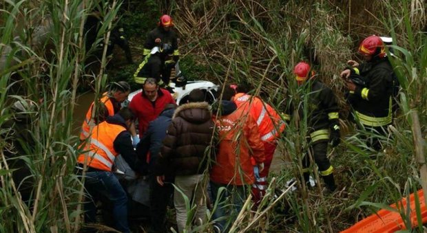 Maltempo, auto finisce nel torrente: due morti a Lamezia Terme