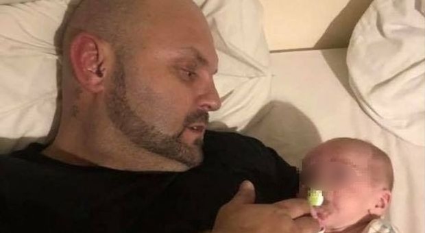 Papà si addormenta con il figlio di 8 mesi in braccio e muore nel sonno: ucciso da un mix di droga e alcol