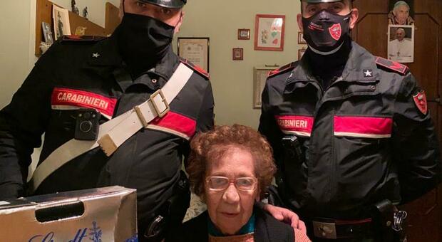 Maria Currò Tindara, benemerita dell'Arma dei Carabinieri, con i militi di pattuglia che le hanno portato da mangiare a casa
