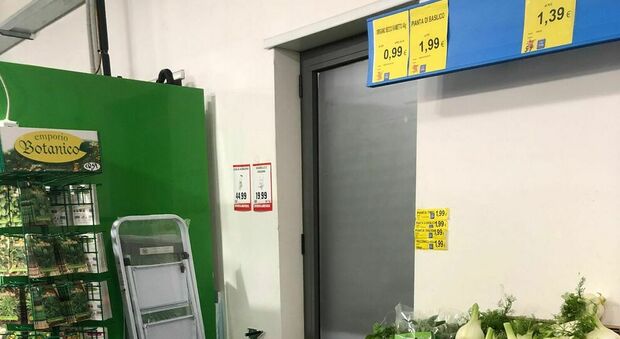 Sfondano la porta e rubano 2.000 euro in un supermercato: caccia ai malviventi