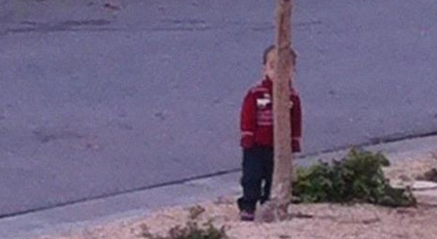 Bambino di 4 anni gioca a nascondino (e vince): lo cerca l'intero quartiere, lo trovano i carabinieri dopo ore