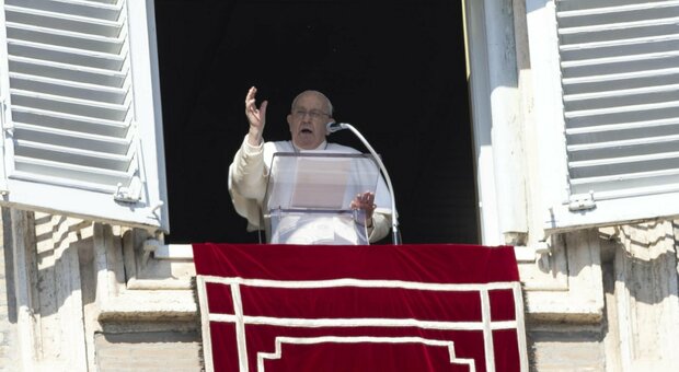 Papa Francesco dopo l'influenza torna in pubblico: «Spero in un po' di umanità per una soluzione diplomatica per l'Ucraina»