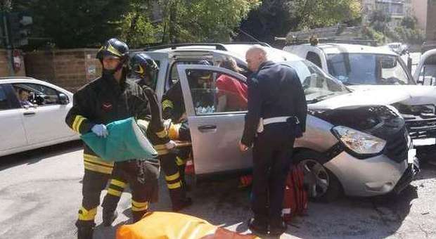 Ancona, scontro al semaforo ​Due feriti rimangono incastrati