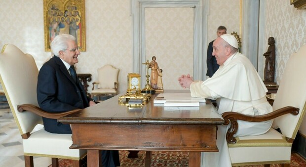 Mattarella in Vaticano al termine del suo mandato per salutare Francesco
