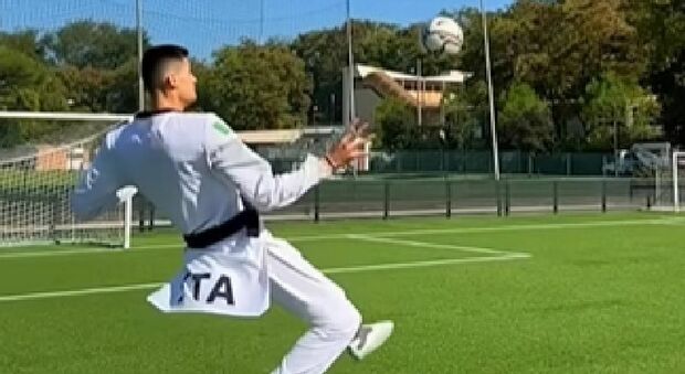 Gol spettacolare con una mossa da taekwondo: la prodezza social di Dell'Aquila