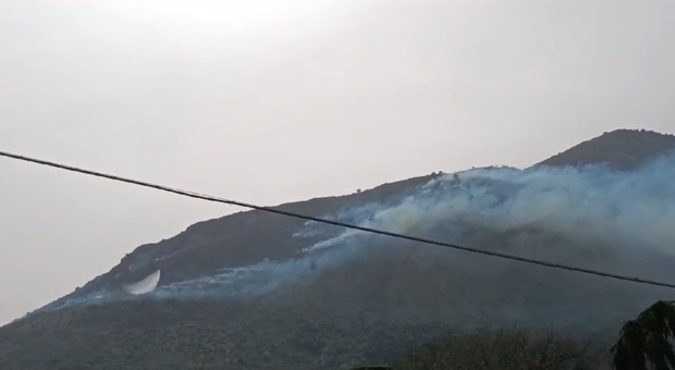 Esperia, vasto incendio a monte d'Oro: in azione due elicotteri