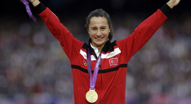 Altetica, il Tas ritira l'oro olimpico alla turca Cakir: «Ha manipolato il suo sangue»