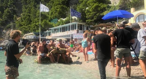 Capri, la griffe sotto l'ombrellone: D&G sceglie la baia delle Sirene per il suo ultimo spot
