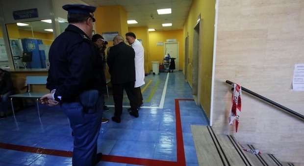 Choc a Napoli: agguato nell'ospedale dei Pellegrini: 22enne gambizzato, due minori feriti