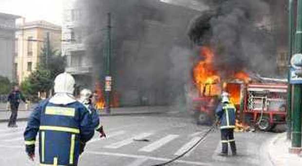 Brucia un veicolo dei pompieri intervenuto per un incendio (Lapresse)