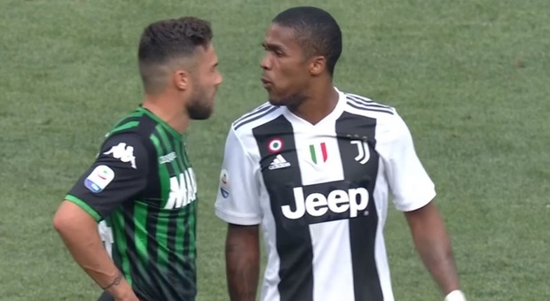 Juventus, Douglas Costa perde la testa: sputo a Di Francesco e rosso diretto