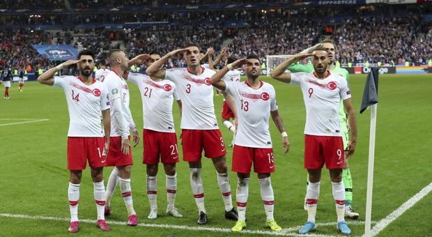 I giocatori della Turchia esultano con il chiacchieratissimo saluto militare