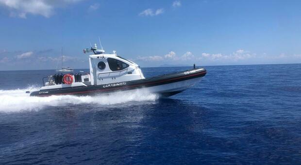 Restano senza carburante, turisti soccorsi in mare a Ponza dai carabinieri