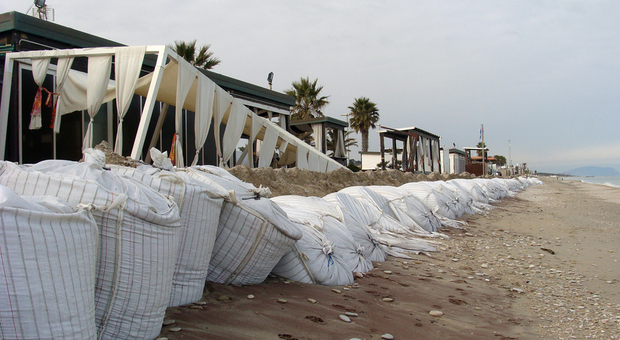 Spiaggia da salvare, il Comune torna a investire sui sacchi: «Cerchiamo di passare l'inverno senza danni»