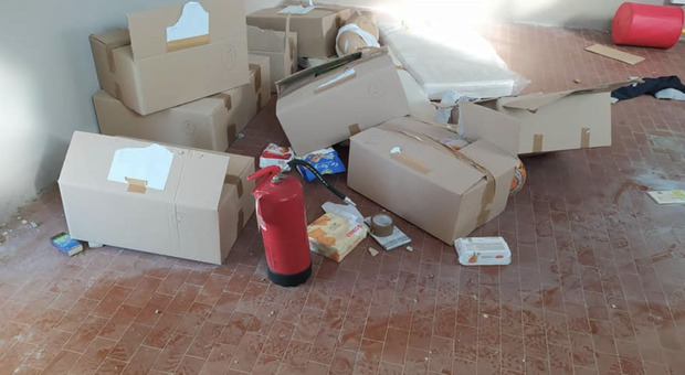 Atti vandalici nel pisano: alcuni ragazzi hanno distrutto scatoloni destinati ai profughi ucraini