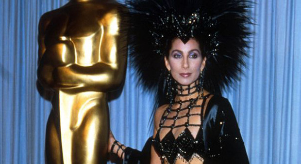 Cher con uno degli abiti sfoggiati alla notte degli Oscar