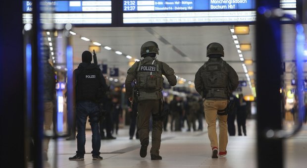 Düsseldorf, un testimone dell'attacco: «L'aggressore è saltato dal treno con l'ascia»