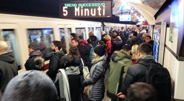 La Metro a Spagna è riaperta, ma l'autista non si ferma lo stesso