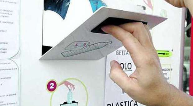 Roma, ecco il primo riciclatore di plastica: "Regala sconti nei negozi"