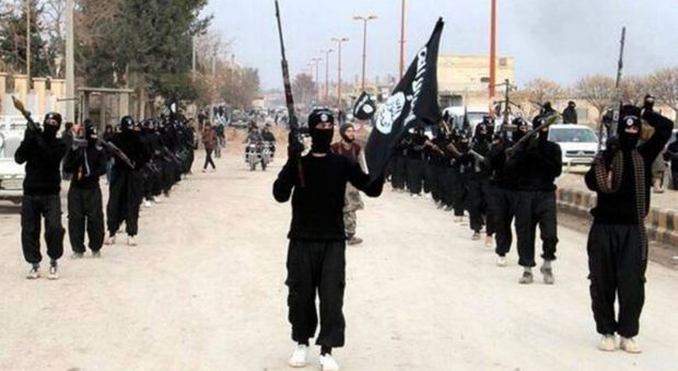 Foto di repertorio di una parata dell'Isis in Iraq