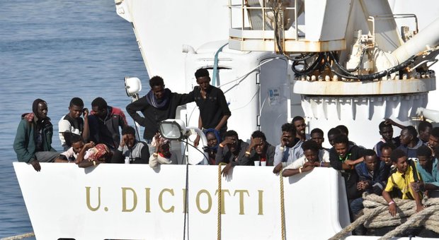 Guardia costiera prende 66 profughi salvati in Libia: scontro nel governo
