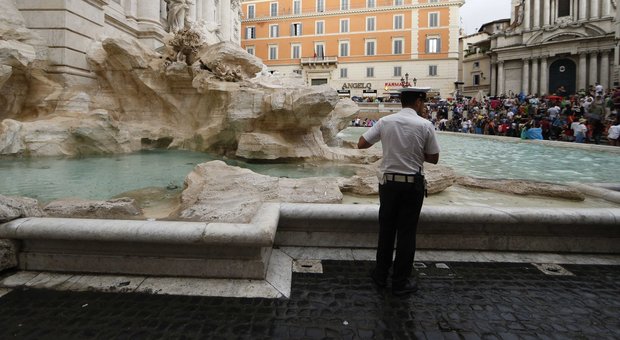 Roma, turisti immergono i piedi a Fontana di Trevi e Piazza Venezia, multa da 450 euro e denuncia per vilipendio