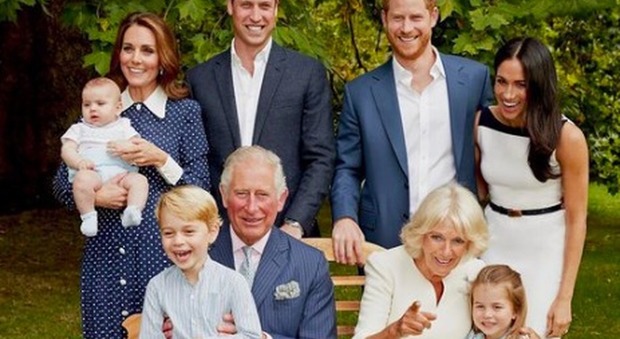 Il principe Carlo compie 70 anni, la tenera foto di famiglia con George, Charlotte e baby Louis fa il giro del web