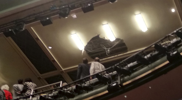 Crolla soffitto a teatro durante uno spettacolo: cinque feriti, urla e panico in sala