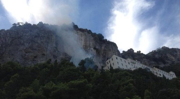 Amalfi, fiamme ai Cappuccini: i dipendenti dell'hotel spengono il rogo