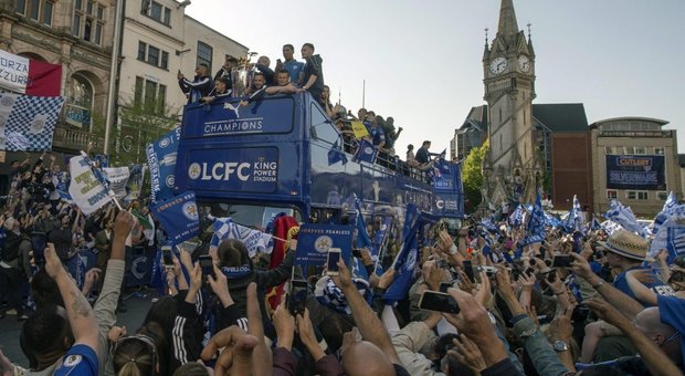 Tutti pazzi per il Leicester, 100 mila tifosi lungo le strade della città. Ranieri: «Fantastico!»