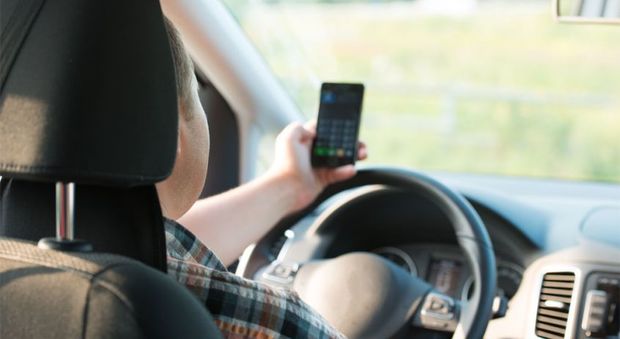 Guidare con lo smartphone, brutte notizie in arrivo per gli automobilisti