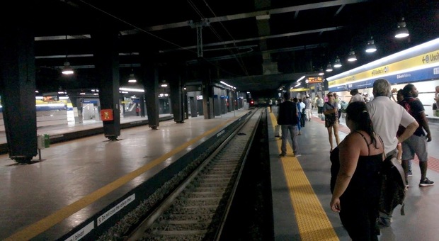 Napoli, uomini sui binari della linea 2: tre treni cancellati e dieci con 60 minuti di ritardo