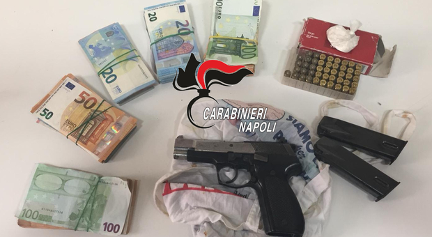 Napoli, droga, pistola e soldi: arrestato pusher 27enne