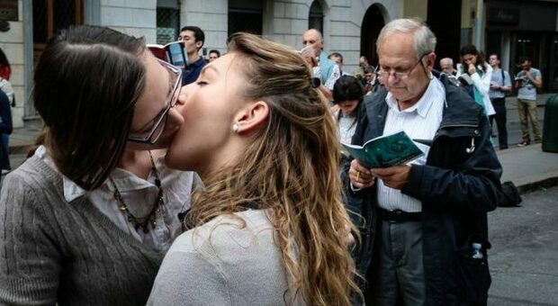 Omofobia, coppia aggredita a Salerno: calci e pugni in strada, arrestato 40enne