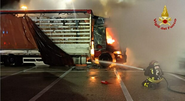 Paura sull'autostrada A14 a Marotta: camion in sosta nell'area di servizio distrutto dal fuoco
