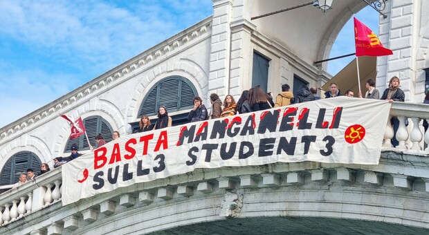 Venezia. Il grido di protesta sul ponte di Rialto, appeso uno striscione di 10 metri: “Basta manganelli sugli studenti”