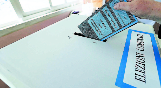 Amministrative, fotografa voto in cabina a Portici: denunciato
