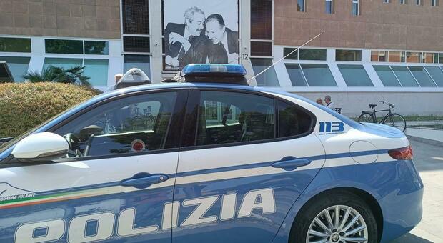 Si finge un dipendente delle Poste per truffare e minacciare anziana: arrestato 25enne a Pesaro