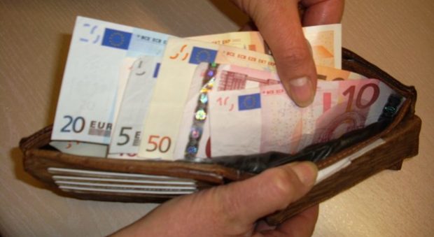 Ambulante strappa 500 euro dal portafoglio di un anziano: denunciato